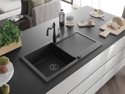 Mexen Leo Granitspüle mit 1 Becken, Abtropffläche und Küchenarmatur Carla, schwarz/silber metallic - 6501-73-670700-70-B