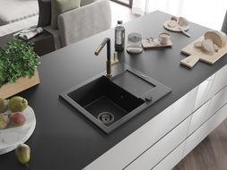 Mexen Enzo Granitspüle 1-Becken mit Abtropffläche und Küchenarmatur Flora, schwarz/silber metallic - 6506-73-670401-57-B