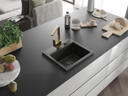 Mexen Milo Granitspüle 1-Kammer mit Küchenarmatur Rita, schwarz/goldener Metallic - 6505-75-670300-50-B