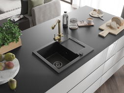 Mexen Enzo 1-Kammer-Graniteinbauspüle mit Tropffläche und Küchenarmatur Duero, schwarz - 6506-77-671600-50-B
