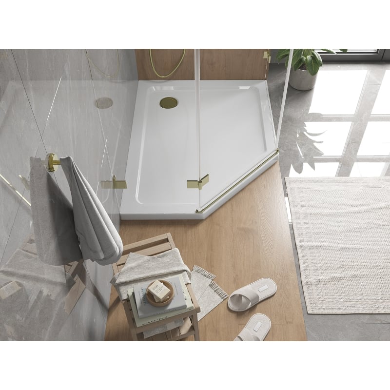 Mexen Flat Fünfeckige Duschwanne Slim Rechts 90 x 80 cm, Weiß, Siphon Gold - 41P108090R-G