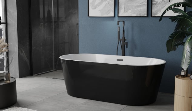Badezimmer mit dunkelblauer Wand und schwarzen Akzenten