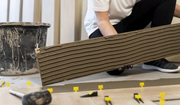 Cennik układania płytek w 2025 roku – ile naprawdę kosztuje glazura?