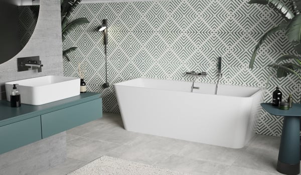 Betonbad mit Elementen im Boho-Stil