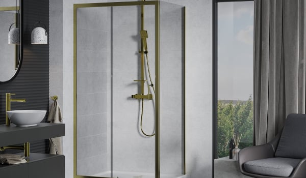 Goldene Armatur im betonan Badezimmer