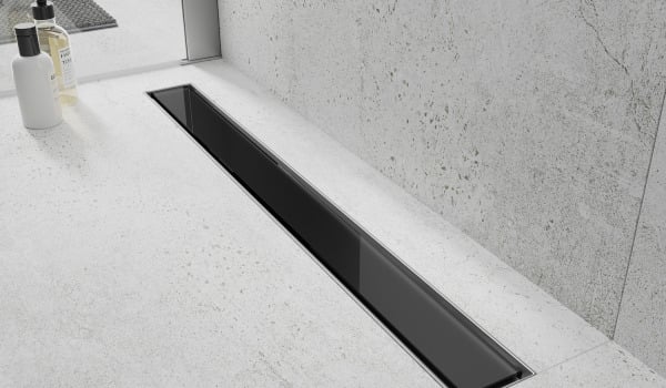 Elegante, gläserne Linienentwässerung