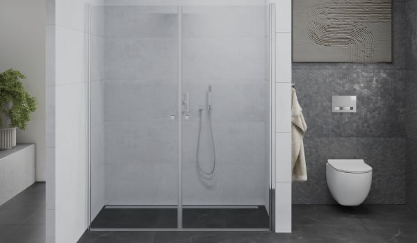 Doppelte Duschtüren im minimalistischen Badezimmer