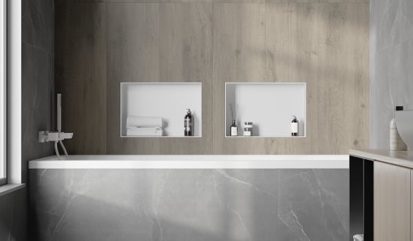 Badewanne mit Fliesen verkleidet 