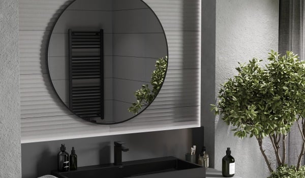Dunkles Badezimmer im Industrystil