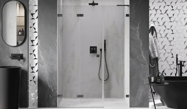 Badezimmer mit geometrischen Fliesen an der Wand
